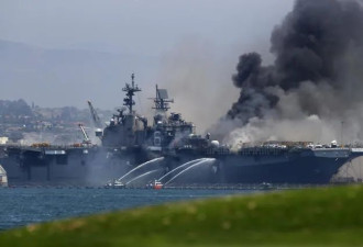美海军最严重火灾：12亿航母烧毁