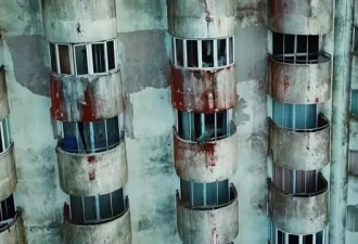 世界最恐怖的酒店：“残骸”遍布门上贴符