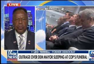 美国市长在殉职警察的葬礼上睡大觉 引发众怒