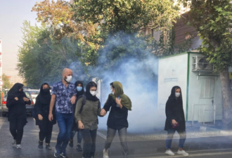 民众抗议升级 越来越多伊朗学生走上街头