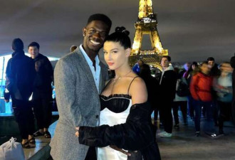 盖茨女儿和黑人男友游巴黎 胸衣外穿很豪放