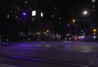 温哥华市区异常深夜路灯突然曝紫光 原因终于找到了