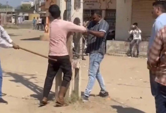 印度警察当街抽打肇事男子 面临纪律处分