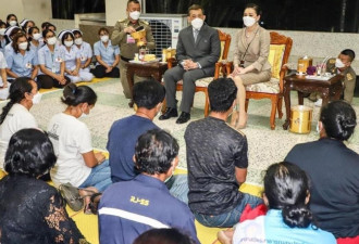 泰国国王看望幼儿园杀戮案遇难者家属