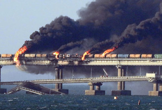 克里米亚大桥被炸已捞三具尸体 俄潜水员下海检查