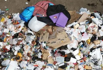 首尔烟花节结束 市民现场留下了50吨垃圾