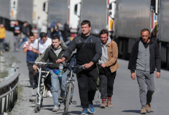 逃亡的俄人：弃车、徒步、贿赂和黑市