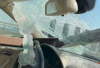 飞来的金属柱砸穿汽车 加拿大母子高速上遭遇惊险一刻