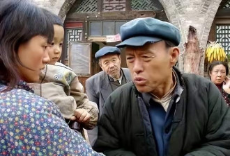 83岁刘子枫在上海安葬 女儿穿素衣