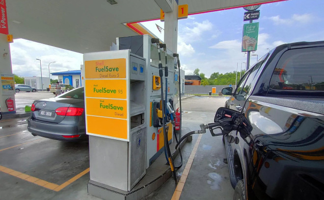 Someone fuelling up at a Shell gas station.