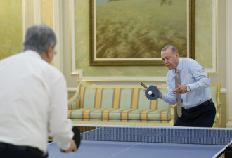 切磋球技！托卡耶夫和埃尔多安打乒乓球