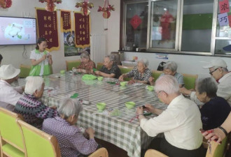 在中国，年轻人想“退休”，老年人打工？