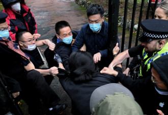 中领馆人员把抗议者拖进领馆殴打事件