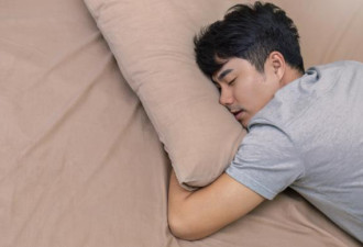 中年人要睡足这时数 否则多重疾病风险增