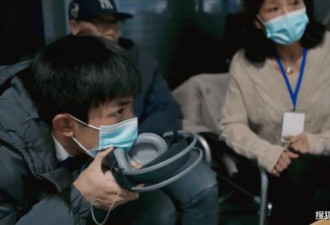 61岁陈冲片场指导易烊千玺！素面朝天跷二郎腿