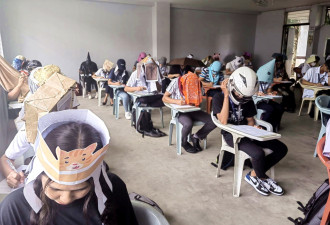 大学生考试被要求带防作弊头罩 学生搞笑