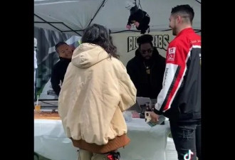 【视频】多伦多小哥疫情失业后摆摊卖烤排骨：90分钟就被抢光！