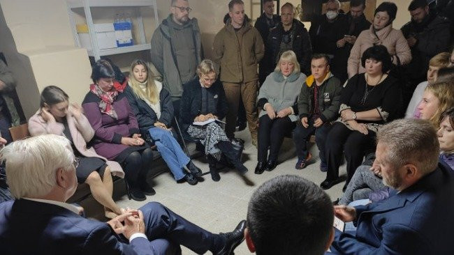 德国总统访问乌克兰时被迫进入防空洞躲避俄军空袭_凤凰网