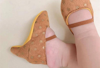 给婴幼儿穿高跟鞋？家长们为拍照拼过头