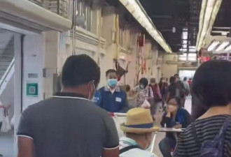 70岁洪金宝现身菜市场买菜 穿拖鞋戴佛珠