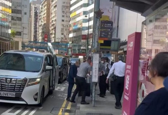 71岁富豪刘銮雄现身街头 严重洁癖遭吐槽