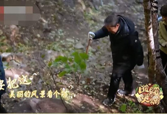 67岁张国立录节目爬长城 手拄拐杖唱歌