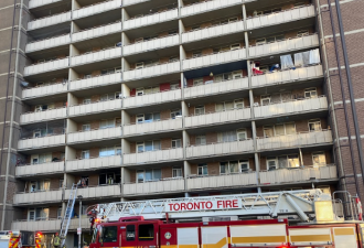 多伦多公寓二级大火居民疏散