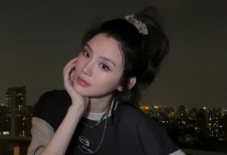 奚梦瑶高马尾随拍显少女 托腮甜笑