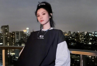 奚梦瑶高马尾随拍显少女 托腮甜笑