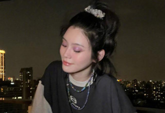 奚梦瑶高马尾随拍显少女 托腮甜笑