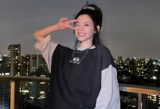奚梦瑶高马尾随拍显少女 托腮甜笑