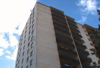 多伦多32岁男子公寓16层坠楼身亡，家人悲痛追责警方