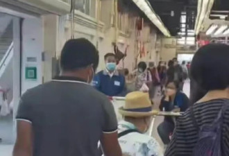 洪金宝菜市场被偶遇 坐轮椅出行身材消瘦