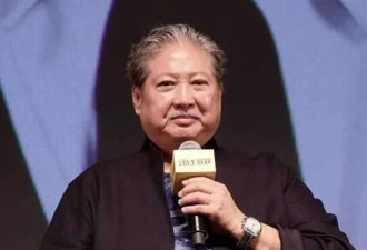 洪金宝菜市场被偶遇 坐轮椅出行身材消瘦