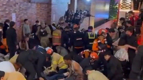 韩梨泰院踩踏事故致149死幸存者哭诉:人们堆叠在一起,有人逐渐失去知觉_凤凰网