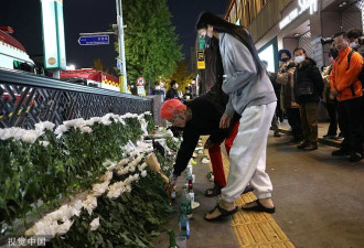 韩国民众自发悼念梨泰院踩踏事故遇难者