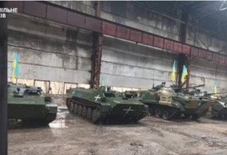 俄军大礼包：乌克兰掳获大量俄军装甲车