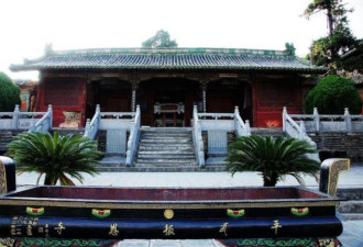 四川绵阳的一座寺庙 像藏在深山的“皇宫”