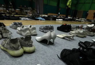 韩国踩踏事故失物曝光：鞋子摆满一地