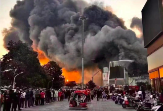 南京商场大火 市民在浓烟下排核酸