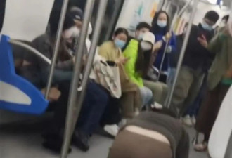女子杭州地铁爬行三节车厢 同伴跟拍