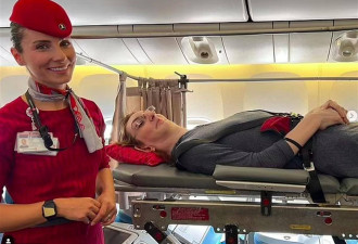 世界最高女性首坐飞机 航司拆6座位才让她躺平