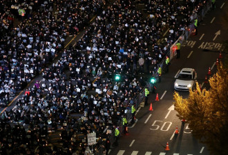 首尔6万人上街点烛光 泪悼梨泰院事故头七