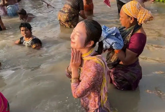 日本女网红学印度人“恒河净身” 上岸1小时就病了
