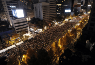 首尔市中心爆发大规模追悼集会 参加者近6万人