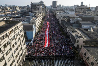 秘鲁数千人涌入首都街头 要涉贪总统下台