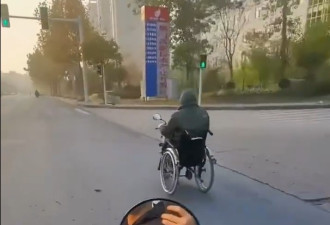 轮椅马路上“狂飙”民众骑电动车要劝