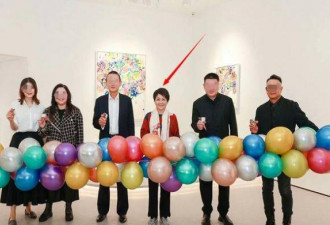奚梦瑶何猷君带儿女看展 四太抱孙女