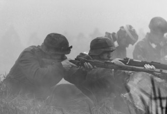 二战士兵照片“手拿iPhone” 吸万人朝圣
