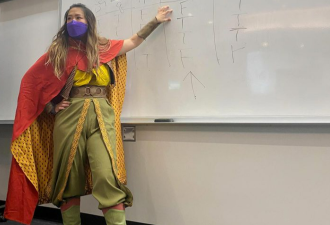 多伦多大学日本女教授跟学生玩角色扮演，课本是漫画！
